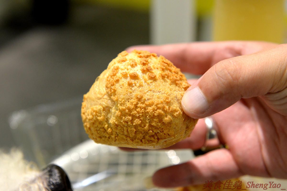 [台中西區]Puff Ball 泡芙球 – 台中最新網美IG打卡地標,以網球為主題的甜點店,店內就是個迷你網球場,球拍變桌子、球罐是禮盒,取餐要從置物櫃,創意十足,整間店處處都好拍,店內員工美眉個個都是