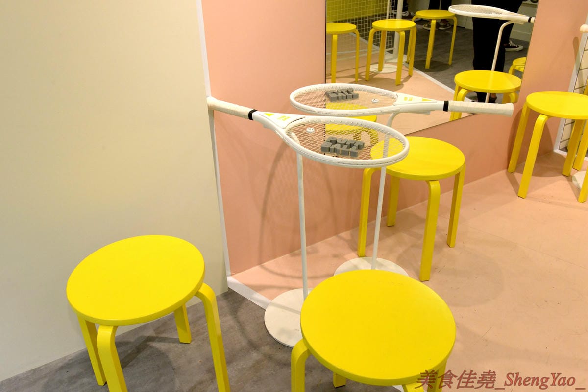 [台中西區]Puff Ball 泡芙球 – 台中最新網美IG打卡地標,以網球為主題的甜點店,店內就是個迷你網球場,球拍變桌子、球罐是禮盒,取餐要從置物櫃,創意十足,整間店處處都好拍,店內員工美眉個個都是
