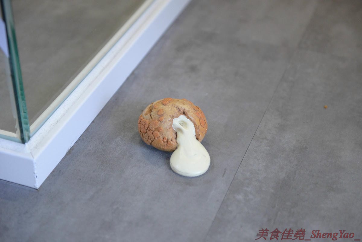[台中西區]Puff Ball 泡芙球 – 台中最新網美IG打卡地標,以網球為主題的甜點店,店內就是個迷你網球場,球拍變桌子、球罐是禮盒,取餐要從置物櫃,創意十足,整間店處處都好拍,店內員工美眉個個都是