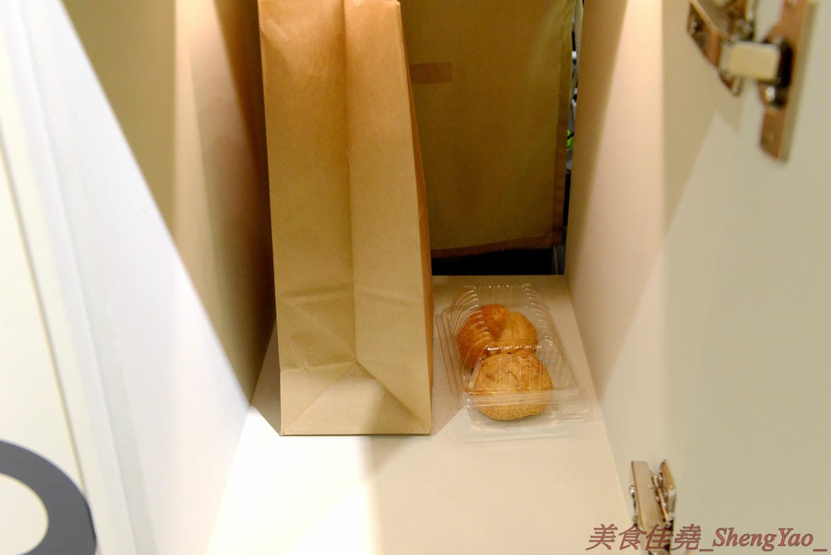 [台中西區]Puff Ball 泡芙球 – 台中最新網美IG打卡地標,以網球為主題的甜點店,店內就是個迷你網球場,球拍變桌子、球罐是禮盒,取餐要從置物櫃,創意十足,整間店處處都好拍,店內員工美眉個個都是