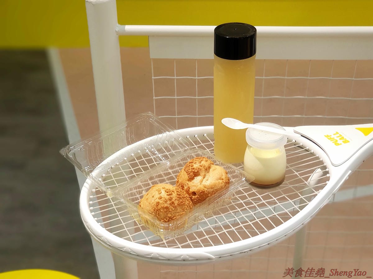 [台中西區]Puff Ball 泡芙球 – 台中最新網美IG打卡地標,以網球為主題的甜點店,店內就是個迷你網球場,球拍變桌子、球罐是禮盒,取餐要從置物櫃,創意十足,整間店處處都好拍,店內員工美眉個個都是