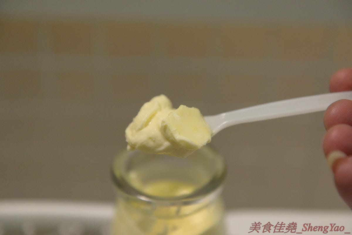 [台中西區]Puff Ball 泡芙球 – 台中最新網美IG打卡地標,以網球為主題的甜點店,店內就是個迷你網球場,球拍變桌子、球罐是禮盒,取餐要從置物櫃,創意十足,整間店處處都好拍,店內員工美眉個個都是