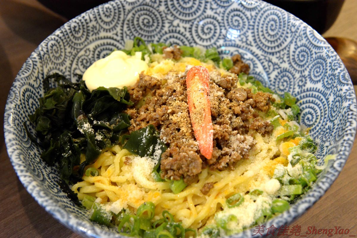 [台中北區]麵屋かとむら 一中店 – 東京有多家分店的油拌麵專賣店來台中展店了,3種口味、5種麵量、近10種配料,想吃日本味、印度味或是台灣味全都可以自由搭配,自認大胃王的朋友還可以來挑