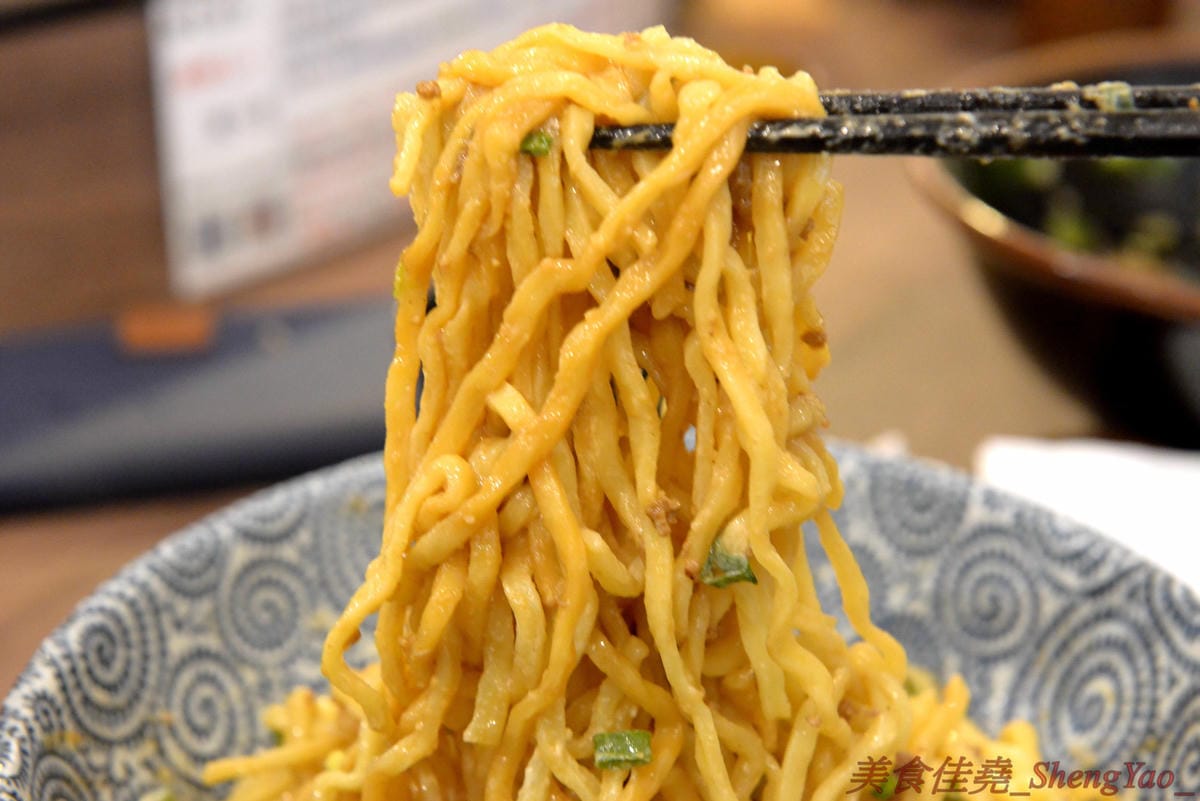 [台中北區]麵屋かとむら 一中店 – 東京有多家分店的油拌麵專賣店來台中展店了,3種口味、5種麵量、近10種配料,想吃日本味、印度味或是台灣味全都可以自由搭配,自認大胃王的朋友還可以來挑