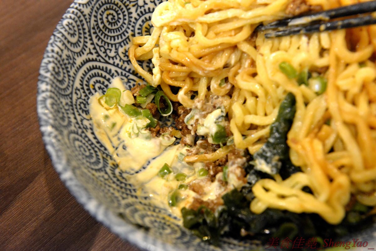 [台中北區]麵屋かとむら 一中店 – 東京有多家分店的油拌麵專賣店來台中展店了,3種口味、5種麵量、近10種配料,想吃日本味、印度味或是台灣味全都可以自由搭配,自認大胃王的朋友還可以來挑