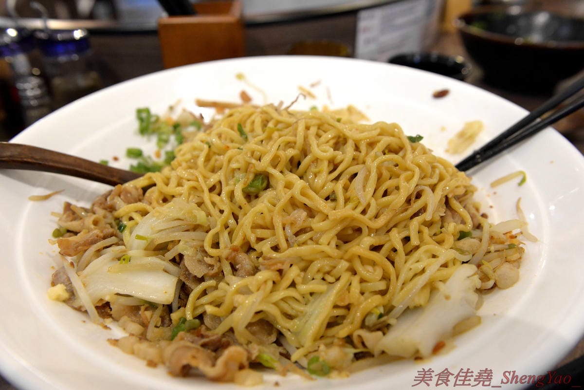 [台中北區]麵屋かとむら 一中店 – 東京有多家分店的油拌麵專賣店來台中展店了,3種口味、5種麵量、近10種配料,想吃日本味、印度味或是台灣味全都可以自由搭配,自認大胃王的朋友還可以來挑