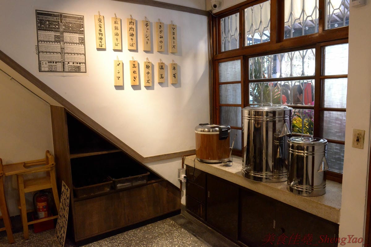 [台中北區]麵屋かとむら 一中店 – 東京有多家分店的油拌麵專賣店來台中展店了,3種口味、5種麵量、近10種配料,想吃日本味、印度味或是台灣味全都可以自由搭配,自認大胃王的朋友還可以來挑