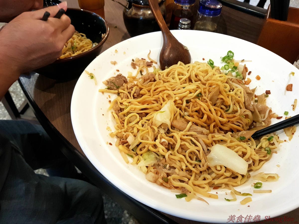 [台中北區]麵屋かとむら 一中店 – 東京有多家分店的油拌麵專賣店來台中展店了,3種口味、5種麵量、近10種配料,想吃日本味、印度味或是台灣味全都可以自由搭配,自認大胃王的朋友還可以來挑
