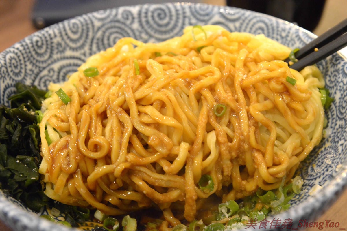 [台中北區]麵屋かとむら 一中店 – 東京有多家分店的油拌麵專賣店來台中展店了,3種口味、5種麵量、近10種配料,想吃日本味、印度味或是台灣味全都可以自由搭配,自認大胃王的朋友還可以來挑