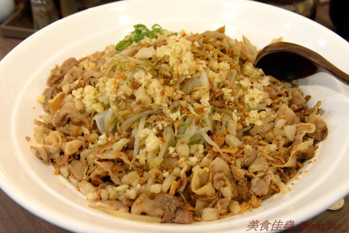 [台中北區]麵屋かとむら 一中店 – 東京有多家分店的油拌麵專賣店來台中展店了,3種口味、5種麵量、近10種配料,想吃日本味、印度味或是台灣味全都可以自由搭配,自認大胃王的朋友還可以來挑