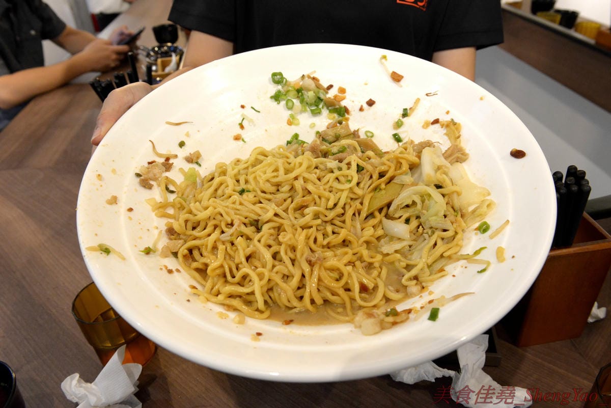 [台中北區]麵屋かとむら 一中店 – 東京有多家分店的油拌麵專賣店來台中展店了,3種口味、5種麵量、近10種配料,想吃日本味、印度味或是台灣味全都可以自由搭配,自認大胃王的朋友還可以來挑