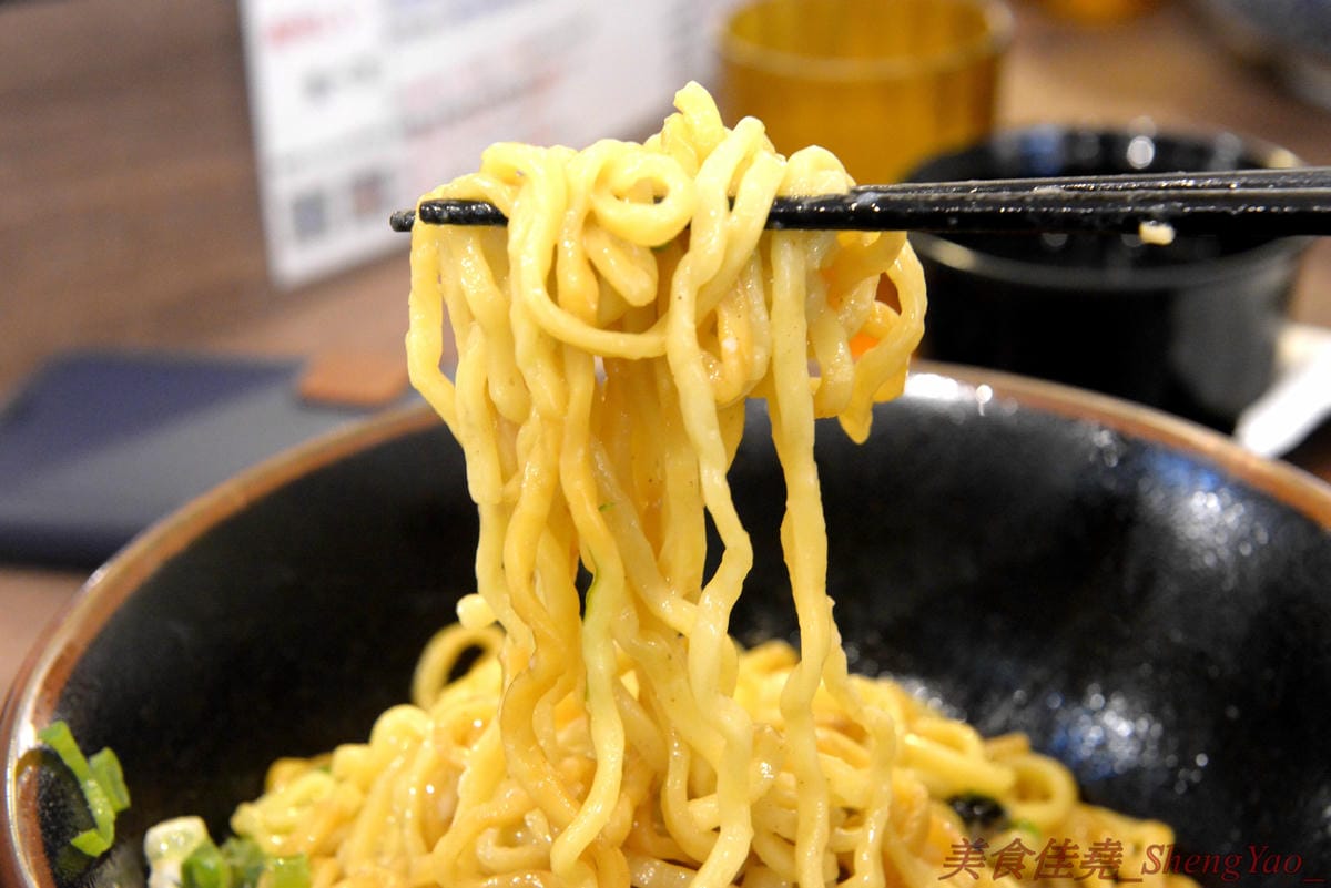 [台中北區]麵屋かとむら 一中店 – 東京有多家分店的油拌麵專賣店來台中展店了,3種口味、5種麵量、近10種配料,想吃日本味、印度味或是台灣味全都可以自由搭配,自認大胃王的朋友還可以來挑