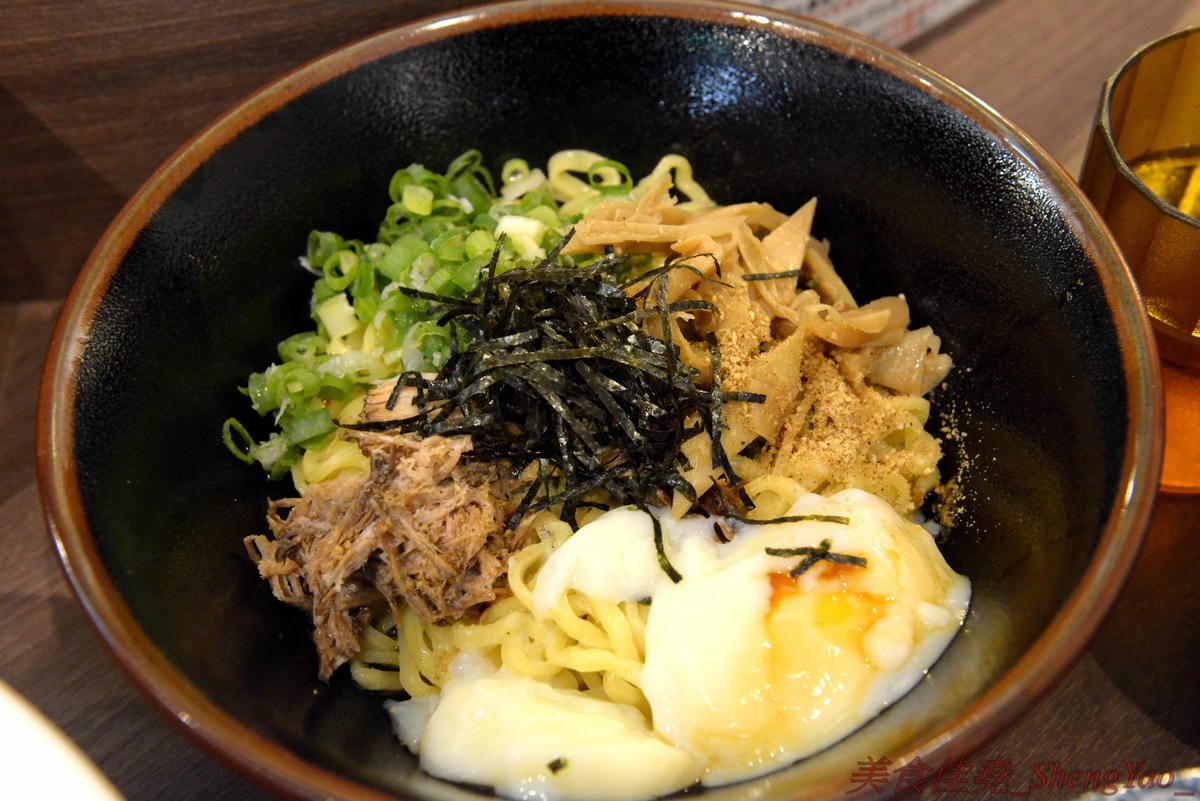 [台中北區]麵屋かとむら 一中店 – 東京有多家分店的油拌麵專賣店來台中展店了,3種口味、5種麵量、近10種配料,想吃日本味、印度味或是台灣味全都可以自由搭配,自認大胃王的朋友還可以來挑