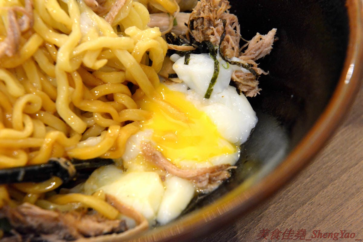 [台中北區]麵屋かとむら 一中店 – 東京有多家分店的油拌麵專賣店來台中展店了,3種口味、5種麵量、近10種配料,想吃日本味、印度味或是台灣味全都可以自由搭配,自認大胃王的朋友還可以來挑