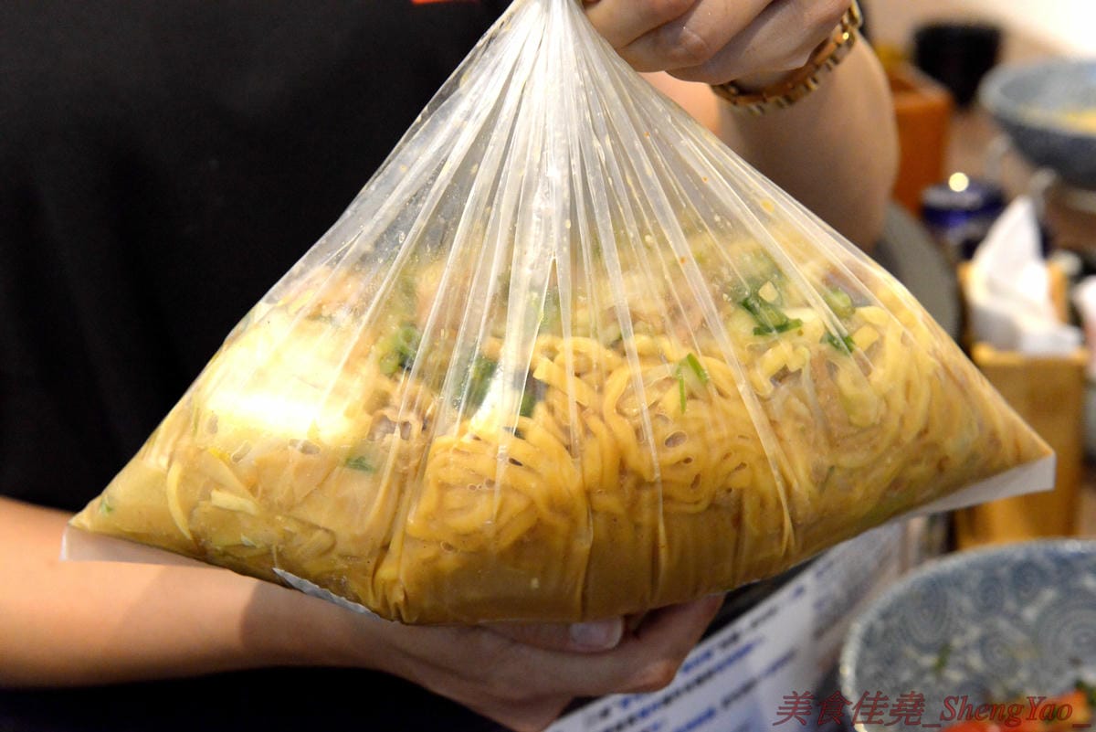 [台中北區]麵屋かとむら 一中店 – 東京有多家分店的油拌麵專賣店來台中展店了,3種口味、5種麵量、近10種配料,想吃日本味、印度味或是台灣味全都可以自由搭配,自認大胃王的朋友還可以來挑