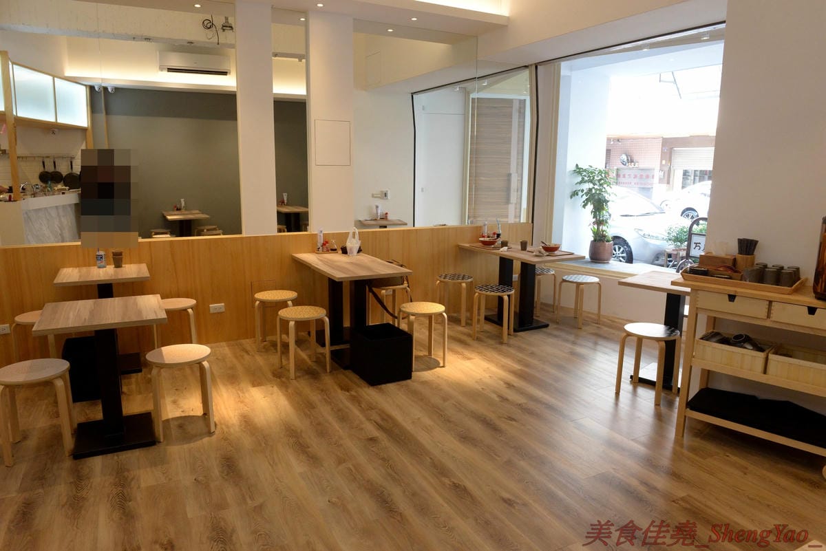 [台中西區]萬虎餃子 台中店 – 台南名店正義餃子來台中開分店並且全面改名,多款人氣餃子商品原汁原味台中開賣,口味特殊具創意,文青風格店面有氣氛,附近是審計新村。(已歇業)