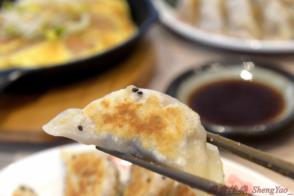 [台中西區]萬虎餃子 台中店 – 台南名店正義餃子來台中開分店並且全面改名,多款人氣餃子商品原汁原味台中開賣,口味特殊具創意,文青風格店面有氣氛,附近是審計新村。(已歇業)