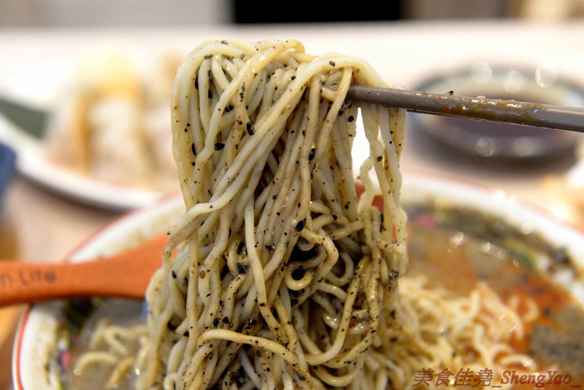 [台中西區]萬虎餃子 台中店 – 台南名店正義餃子來台中開分店並且全面改名,多款人氣餃子商品原汁原味台中開賣,口味特殊具創意,文青風格店面有氣氛,附近是審計新村。(已歇業)