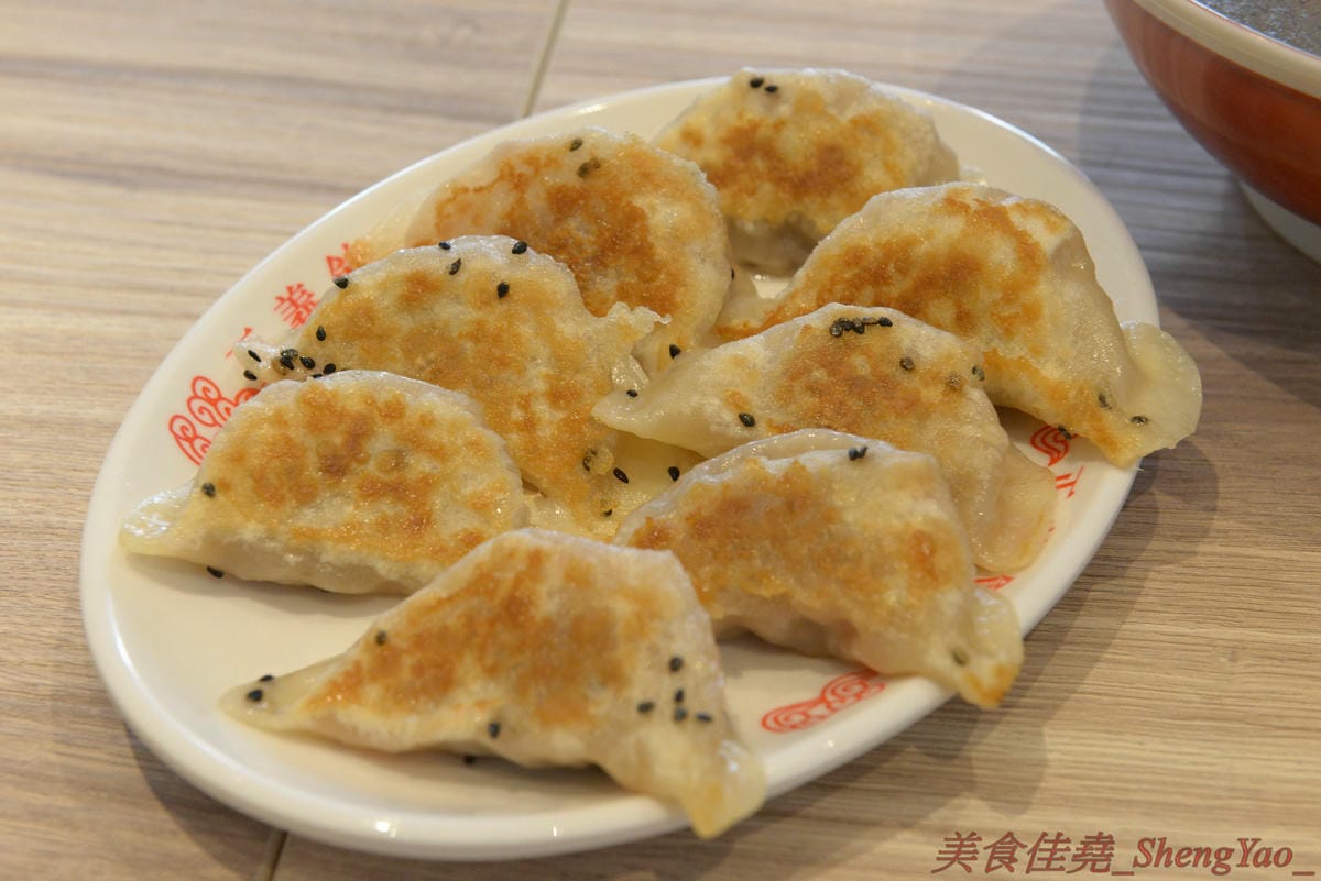[台中西區]萬虎餃子 台中店 – 台南名店正義餃子來台中開分店並且全面改名,多款人氣餃子商品原汁原味台中開賣,口味特殊具創意,文青風格店面有氣氛,附近是審計新村。(已歇業)