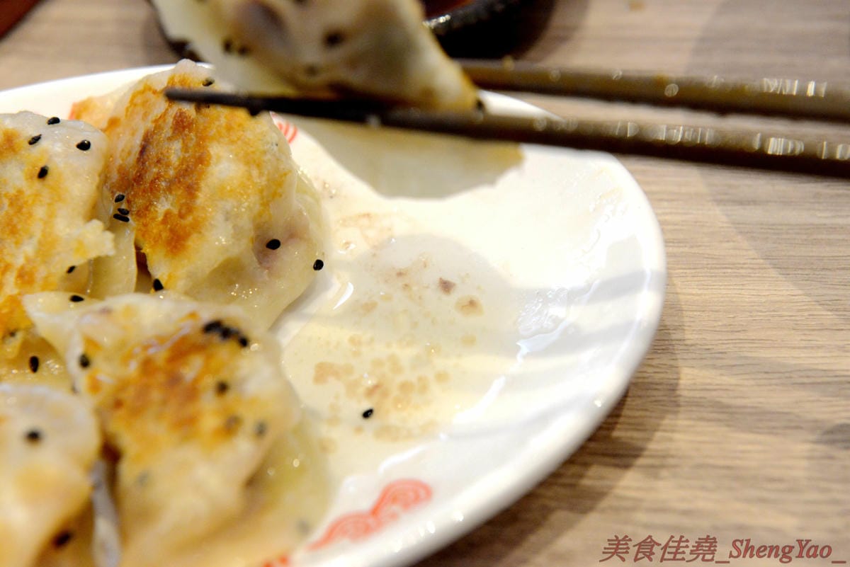 [台中西區]萬虎餃子 台中店 – 台南名店正義餃子來台中開分店並且全面改名,多款人氣餃子商品原汁原味台中開賣,口味特殊具創意,文青風格店面有氣氛,附近是審計新村。(已歇業)