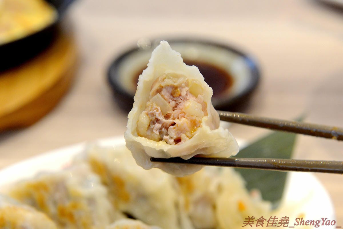 [台中西區]萬虎餃子 台中店 – 台南名店正義餃子來台中開分店並且全面改名,多款人氣餃子商品原汁原味台中開賣,口味特殊具創意,文青風格店面有氣氛,附近是審計新村。(已歇業)