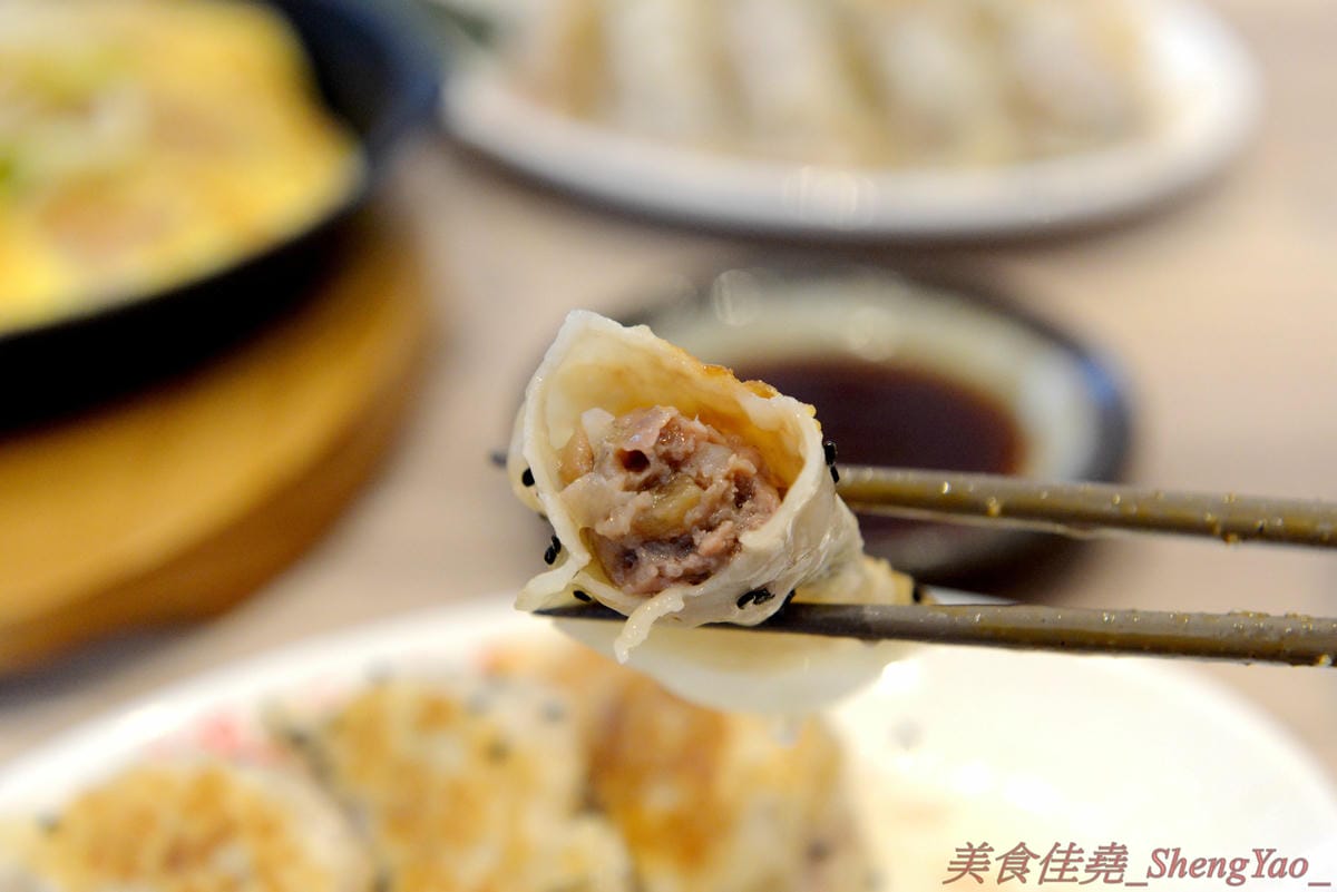 [台中西區]萬虎餃子 台中店 – 台南名店正義餃子來台中開分店並且全面改名,多款人氣餃子商品原汁原味台中開賣,口味特殊具創意,文青風格店面有氣氛,附近是審計新村。(已歇業)