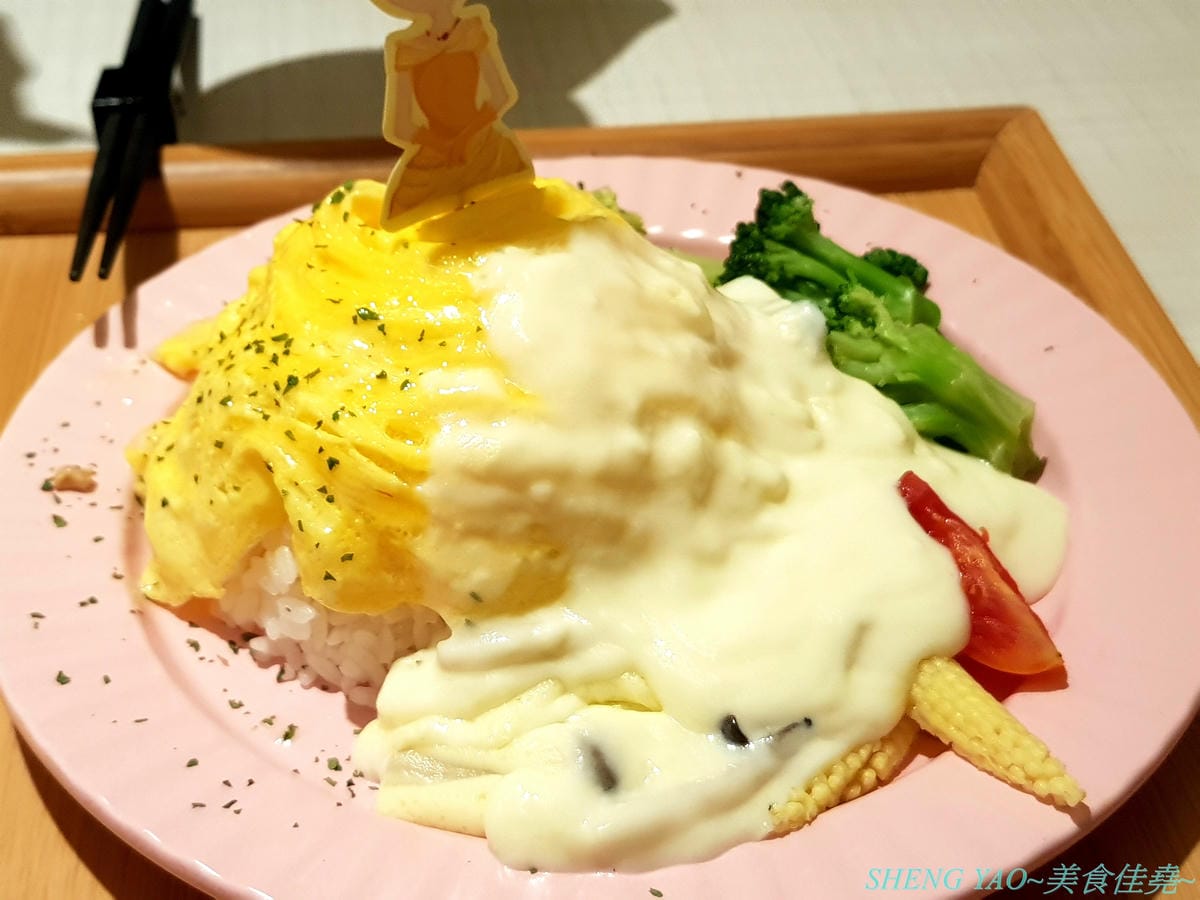 [台中北屯]茉莉公主蛋包飯 – 高雄的五目坊蛋包飯進軍台中新品牌餐廳,主打創意研發的茉莉公主起司蛋包飯,公主禮服裙是蛋包飯做的,四種醬汁可搭配,還有多樣主食能加點,造型可愛也很好吃,很