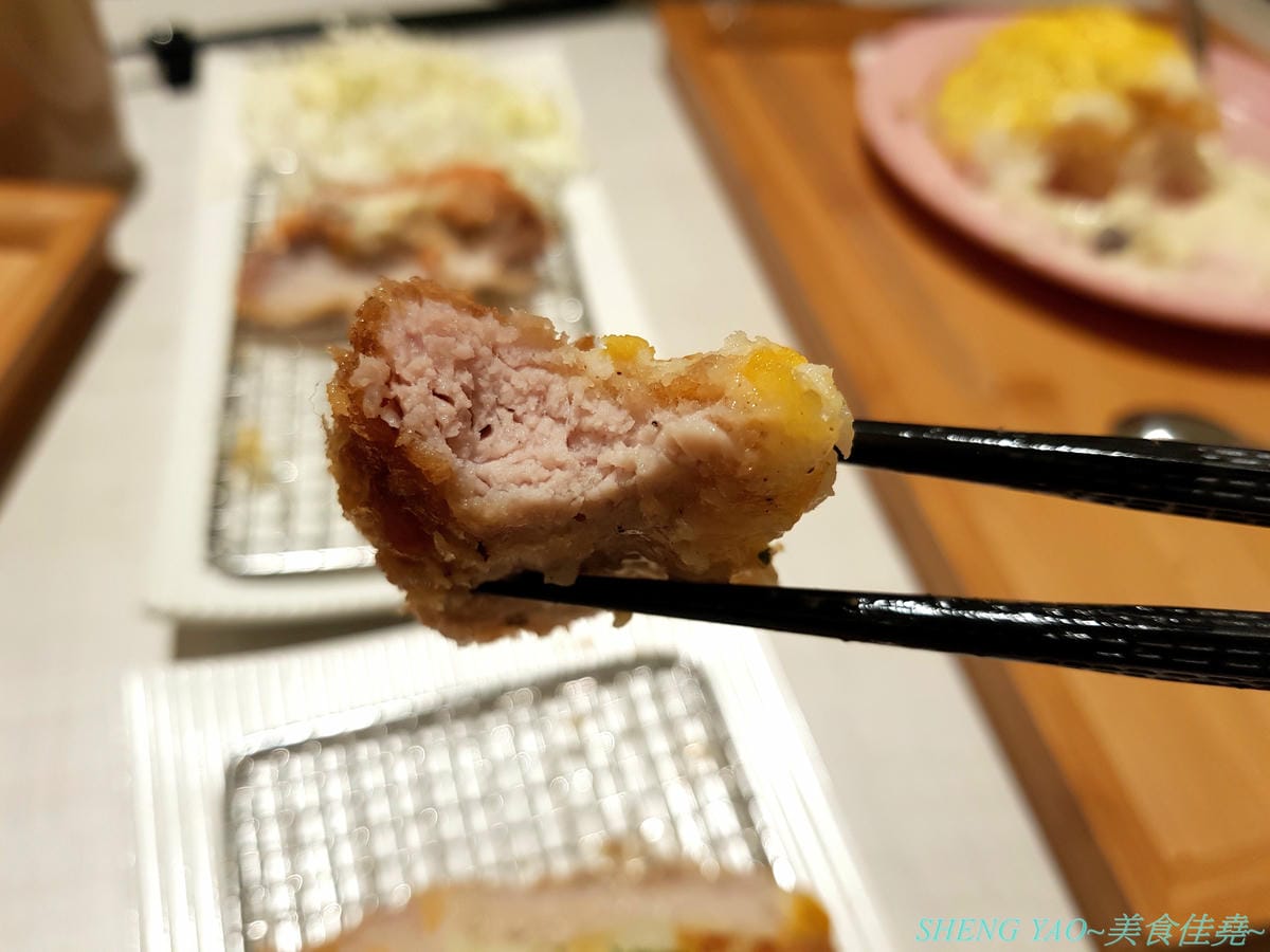 [台中北屯]茉莉公主蛋包飯 – 高雄的五目坊蛋包飯進軍台中新品牌餐廳,主打創意研發的茉莉公主起司蛋包飯,公主禮服裙是蛋包飯做的,四種醬汁可搭配,還有多樣主食能加點,造型可愛也很好吃,很