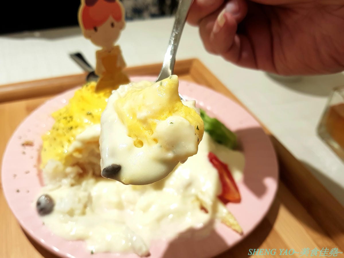 [台中北屯]茉莉公主蛋包飯 – 高雄的五目坊蛋包飯進軍台中新品牌餐廳,主打創意研發的茉莉公主起司蛋包飯,公主禮服裙是蛋包飯做的,四種醬汁可搭配,還有多樣主食能加點,造型可愛也很好吃,很