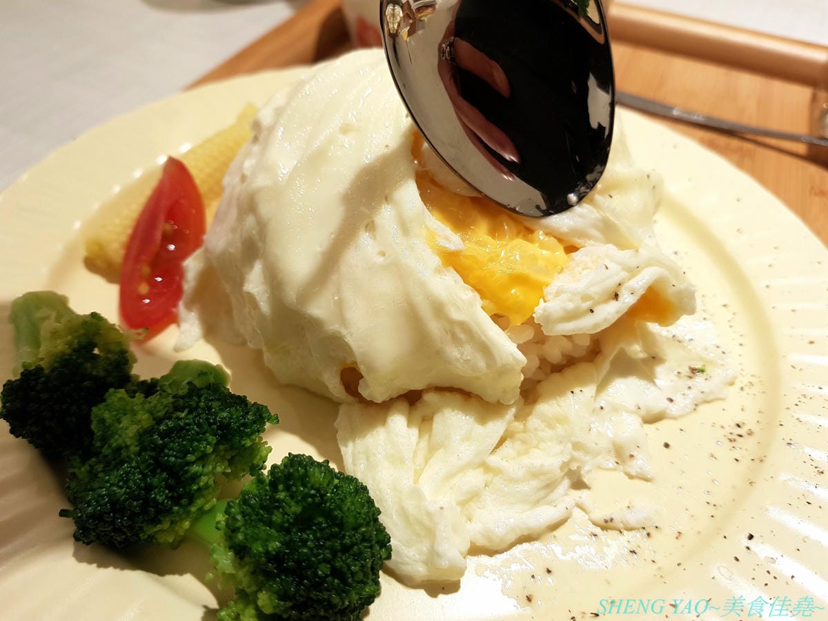 [台中北屯]茉莉公主蛋包飯 – 高雄的五目坊蛋包飯進軍台中新品牌餐廳,主打創意研發的茉莉公主起司蛋包飯,公主禮服裙是蛋包飯做的,四種醬汁可搭配,還有多樣主食能加點,造型可愛也很好吃,很