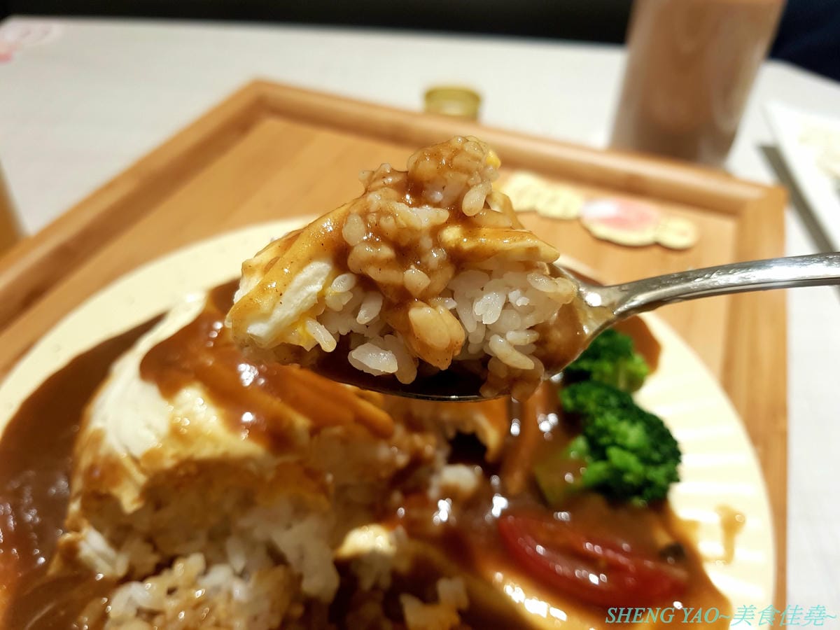 [台中北屯]茉莉公主蛋包飯 – 高雄的五目坊蛋包飯進軍台中新品牌餐廳,主打創意研發的茉莉公主起司蛋包飯,公主禮服裙是蛋包飯做的,四種醬汁可搭配,還有多樣主食能加點,造型可愛也很好吃,很