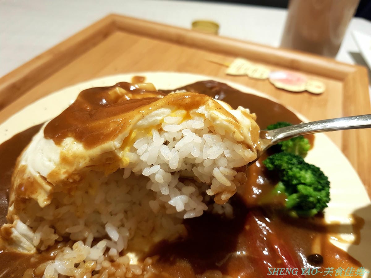 [台中北屯]茉莉公主蛋包飯 – 高雄的五目坊蛋包飯進軍台中新品牌餐廳,主打創意研發的茉莉公主起司蛋包飯,公主禮服裙是蛋包飯做的,四種醬汁可搭配,還有多樣主食能加點,造型可愛也很好吃,很
