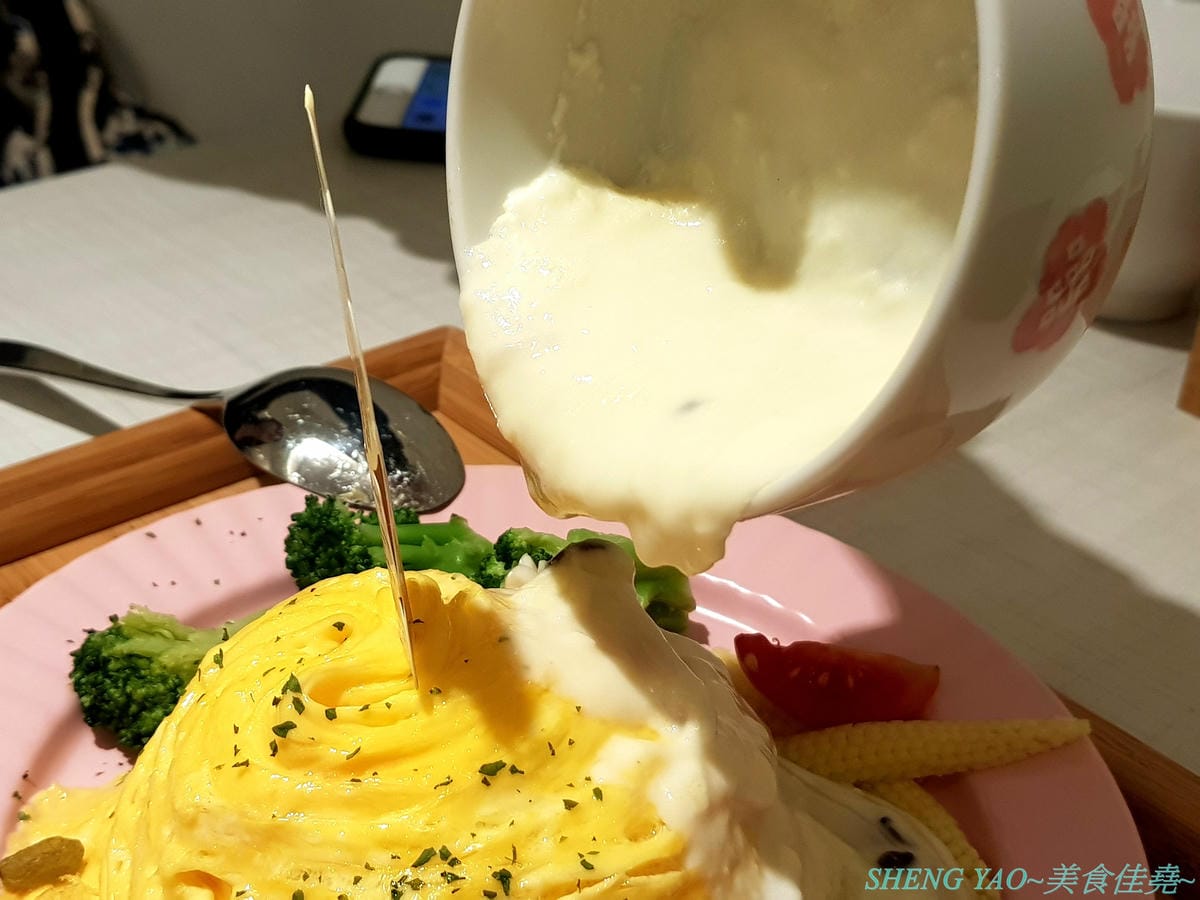 [台中北屯]茉莉公主蛋包飯 – 高雄的五目坊蛋包飯進軍台中新品牌餐廳,主打創意研發的茉莉公主起司蛋包飯,公主禮服裙是蛋包飯做的,四種醬汁可搭配,還有多樣主食能加點,造型可愛也很好吃,很