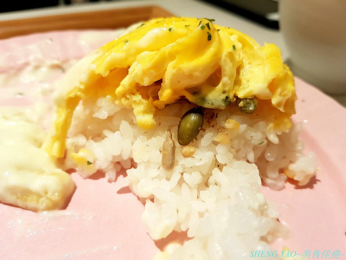 [台中北屯]茉莉公主蛋包飯 – 高雄的五目坊蛋包飯進軍台中新品牌餐廳,主打創意研發的茉莉公主起司蛋包飯,公主禮服裙是蛋包飯做的,四種醬汁可搭配,還有多樣主食能加點,造型可愛也很好吃,很