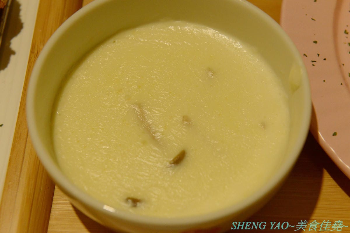 [台中北屯]茉莉公主蛋包飯 – 高雄的五目坊蛋包飯進軍台中新品牌餐廳,主打創意研發的茉莉公主起司蛋包飯,公主禮服裙是蛋包飯做的,四種醬汁可搭配,還有多樣主食能加點,造型可愛也很好吃,很