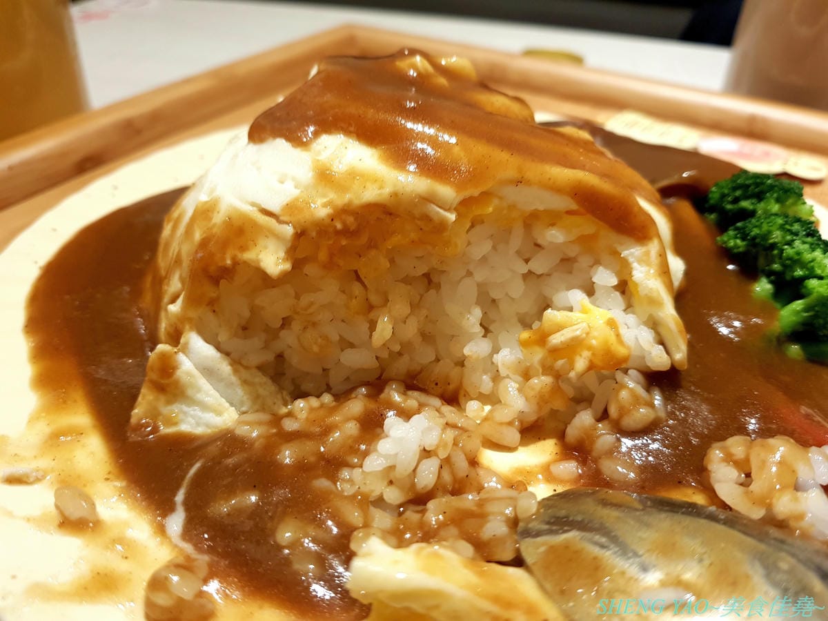[台中北屯]茉莉公主蛋包飯 – 高雄的五目坊蛋包飯進軍台中新品牌餐廳,主打創意研發的茉莉公主起司蛋包飯,公主禮服裙是蛋包飯做的,四種醬汁可搭配,還有多樣主食能加點,造型可愛也很好吃,很