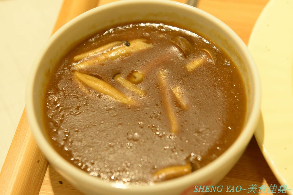 [台中北屯]茉莉公主蛋包飯 – 高雄的五目坊蛋包飯進軍台中新品牌餐廳,主打創意研發的茉莉公主起司蛋包飯,公主禮服裙是蛋包飯做的,四種醬汁可搭配,還有多樣主食能加點,造型可愛也很好吃,很