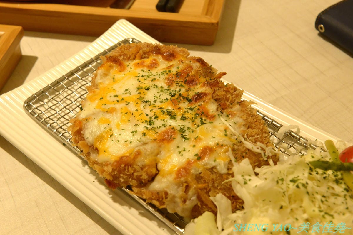 [台中北屯]茉莉公主蛋包飯 – 高雄的五目坊蛋包飯進軍台中新品牌餐廳,主打創意研發的茉莉公主起司蛋包飯,公主禮服裙是蛋包飯做的,四種醬汁可搭配,還有多樣主食能加點,造型可愛也很好吃,很