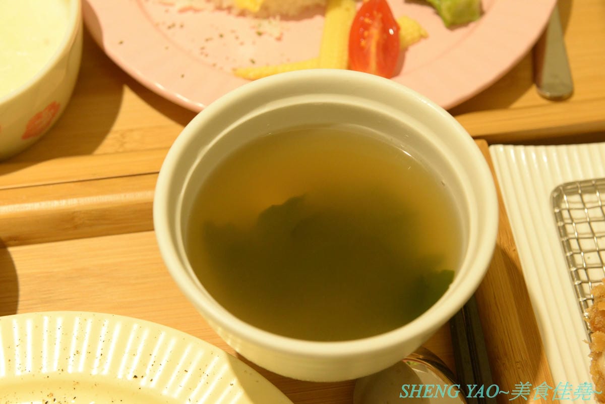 [台中北屯]茉莉公主蛋包飯 – 高雄的五目坊蛋包飯進軍台中新品牌餐廳,主打創意研發的茉莉公主起司蛋包飯,公主禮服裙是蛋包飯做的,四種醬汁可搭配,還有多樣主食能加點,造型可愛也很好吃,很