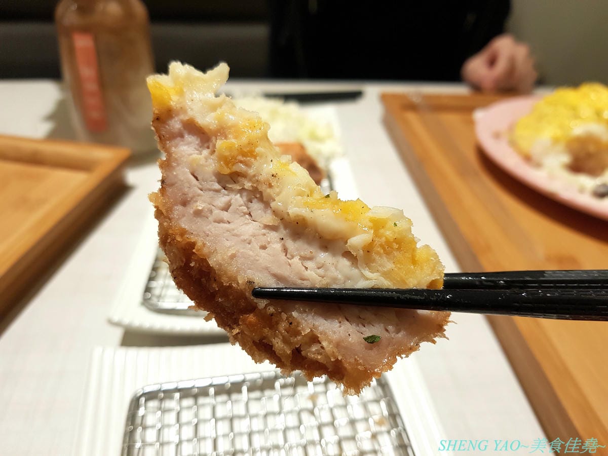 [台中北屯]茉莉公主蛋包飯 – 高雄的五目坊蛋包飯進軍台中新品牌餐廳,主打創意研發的茉莉公主起司蛋包飯,公主禮服裙是蛋包飯做的,四種醬汁可搭配,還有多樣主食能加點,造型可愛也很好吃,很