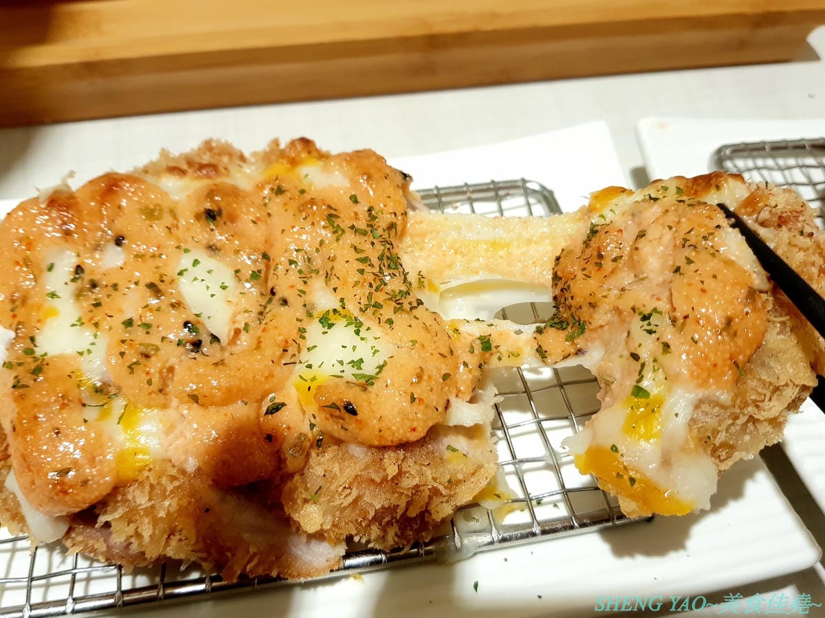[台中北屯]茉莉公主蛋包飯 – 高雄的五目坊蛋包飯進軍台中新品牌餐廳,主打創意研發的茉莉公主起司蛋包飯,公主禮服裙是蛋包飯做的,四種醬汁可搭配,還有多樣主食能加點,造型可愛也很好吃,很