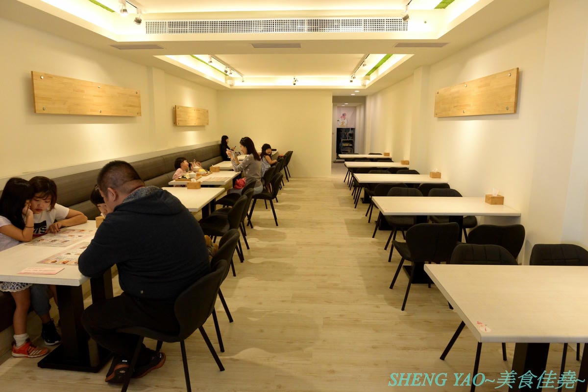 [台中北屯]茉莉公主蛋包飯 – 高雄的五目坊蛋包飯進軍台中新品牌餐廳,主打創意研發的茉莉公主起司蛋包飯,公主禮服裙是蛋包飯做的,四種醬汁可搭配,還有多樣主食能加點,造型可愛也很好吃,很