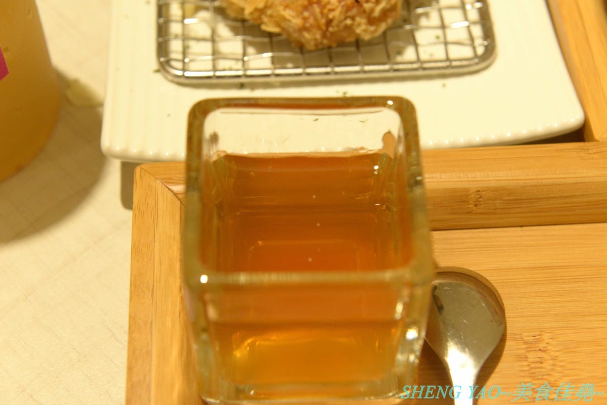 [台中北屯]茉莉公主蛋包飯 – 高雄的五目坊蛋包飯進軍台中新品牌餐廳,主打創意研發的茉莉公主起司蛋包飯,公主禮服裙是蛋包飯做的,四種醬汁可搭配,還有多樣主食能加點,造型可愛也很好吃,很