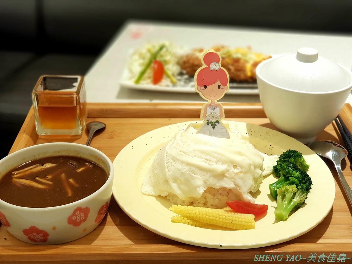 [台中北屯]茉莉公主蛋包飯 – 高雄的五目坊蛋包飯進軍台中新品牌餐廳,主打創意研發的茉莉公主起司蛋包飯,公主禮服裙是蛋包飯做的,四種醬汁可搭配,還有多樣主食能加點,造型可愛也很好吃,很