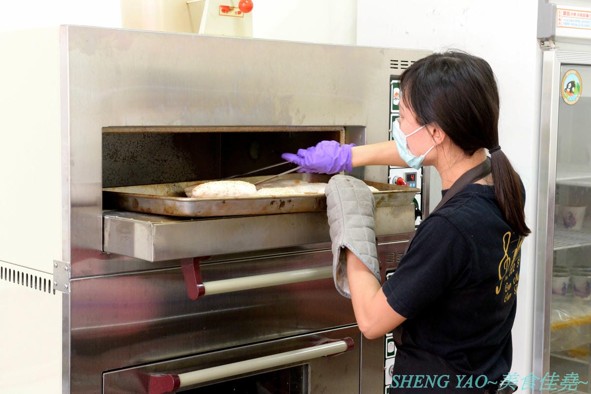 [台中西區]燒餅大爺 – 花蓮玉里五十年歷史人氣燒餅老店在台中開的分店,主打夾了豆干酸菜、鹽蔥燒肉蛋、水果苜蓿芽..等的創意口味燒餅,燒餅現桿現烤、豆漿也是自磨,向上市場附近。