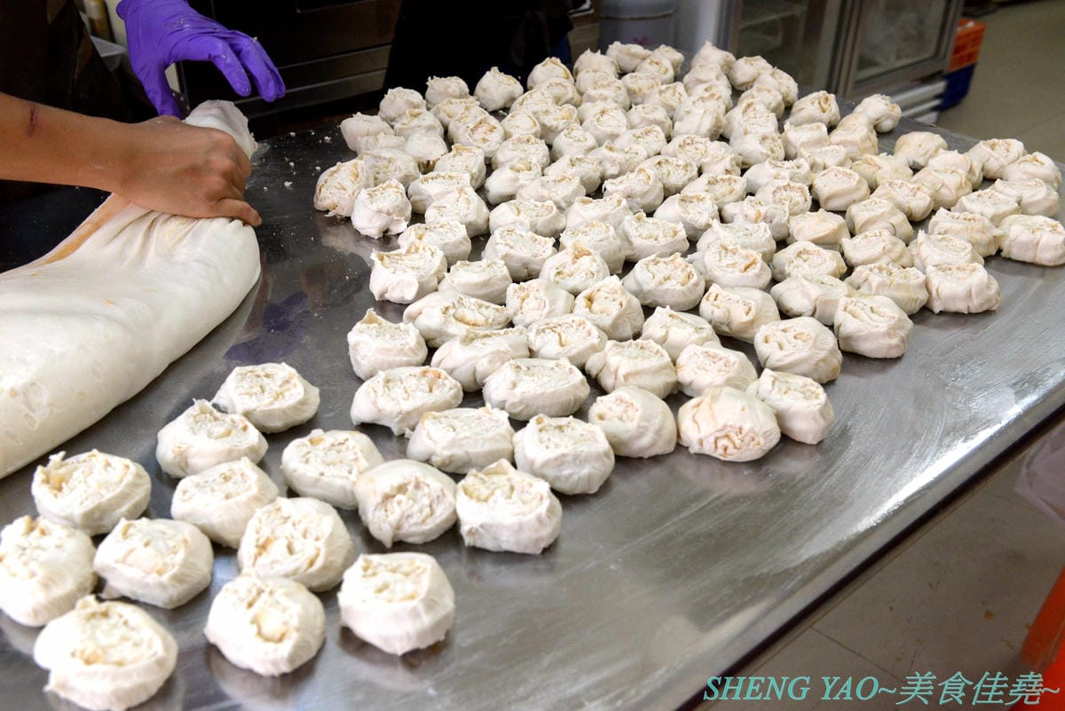 [台中西區]燒餅大爺 – 花蓮玉里五十年歷史人氣燒餅老店在台中開的分店,主打夾了豆干酸菜、鹽蔥燒肉蛋、水果苜蓿芽..等的創意口味燒餅,燒餅現桿現烤、豆漿也是自磨,向上市場附近。