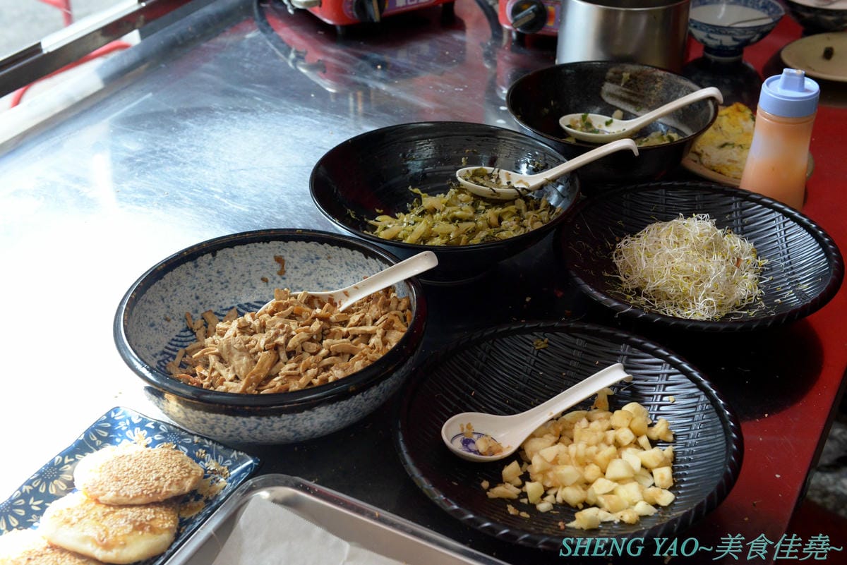 [台中西區]燒餅大爺 – 花蓮玉里五十年歷史人氣燒餅老店在台中開的分店,主打夾了豆干酸菜、鹽蔥燒肉蛋、水果苜蓿芽..等的創意口味燒餅,燒餅現桿現烤、豆漿也是自磨,向上市場附近。