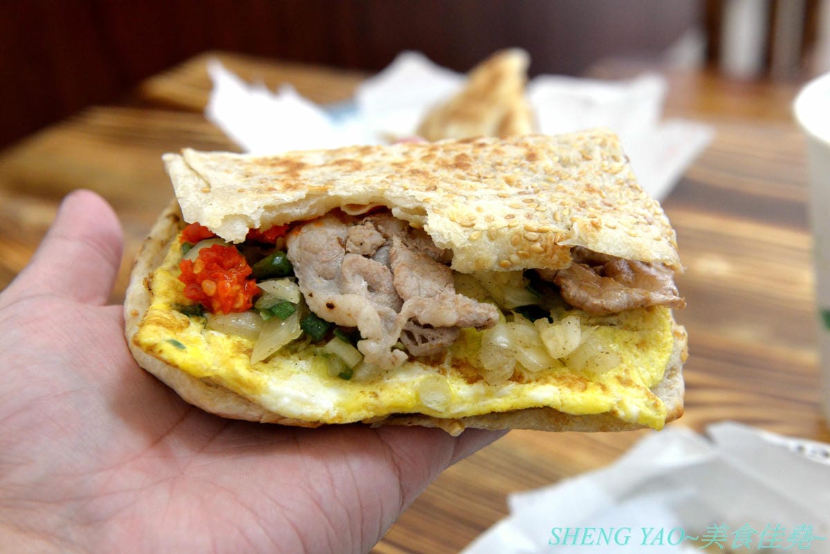 [台中西區]燒餅大爺 – 花蓮玉里五十年歷史人氣燒餅老店在台中開的分店,主打夾了豆干酸菜、鹽蔥燒肉蛋、水果苜蓿芽..等的創意口味燒餅,燒餅現桿現烤、豆漿也是自磨,向上市場附近。