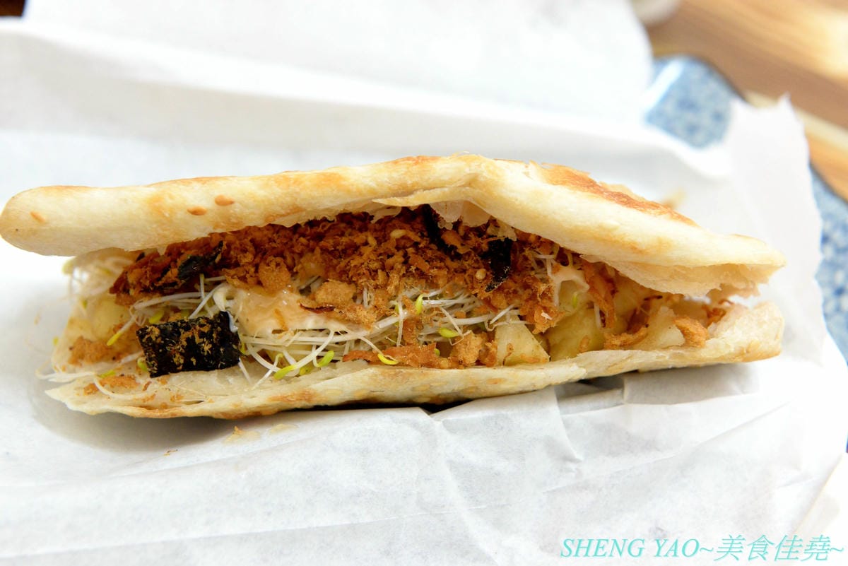 [台中西區]燒餅大爺 – 花蓮玉里五十年歷史人氣燒餅老店在台中開的分店,主打夾了豆干酸菜、鹽蔥燒肉蛋、水果苜蓿芽..等的創意口味燒餅,燒餅現桿現烤、豆漿也是自磨,向上市場附近。