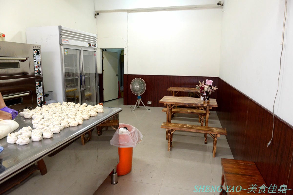 [台中西區]燒餅大爺 – 花蓮玉里五十年歷史人氣燒餅老店在台中開的分店,主打夾了豆干酸菜、鹽蔥燒肉蛋、水果苜蓿芽..等的創意口味燒餅,燒餅現桿現烤、豆漿也是自磨,向上市場附近。